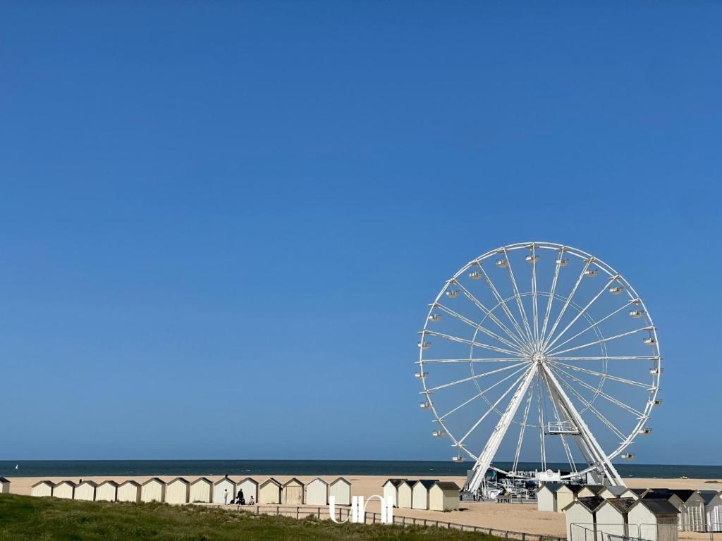 La grande roue et les cabines de plage de Ouistreham Riva-Bella